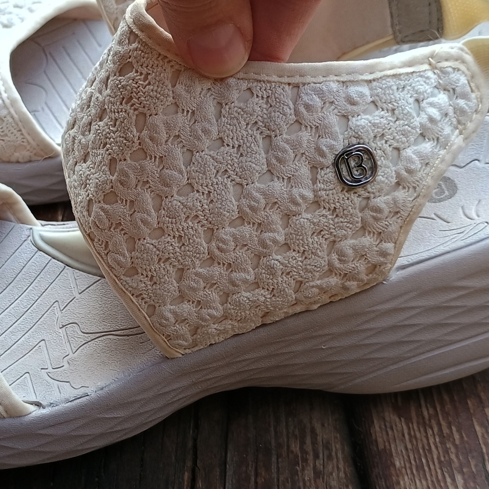 BZees Womens Size 10M Wedge Crochet Accent Jessie Cream Sandal - Picture 8 of 8